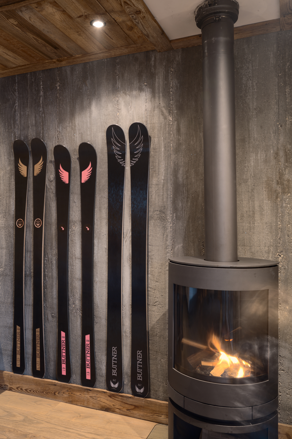 les-gets-hotel-marmotte-luxury-fireplace-skis