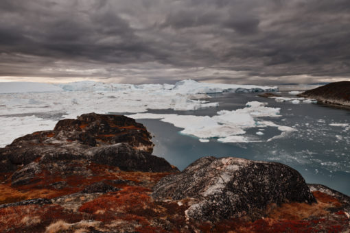 greenland-icebergs-autumn-sea-dark-sky