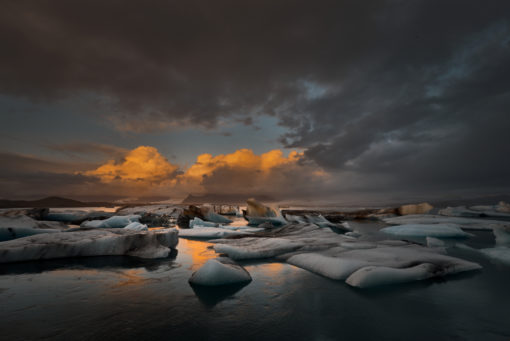 iceland-icebergs-lagoon-sunset
