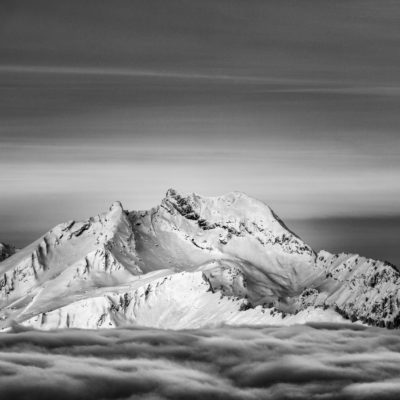 noir&blanc-montagne-nuages-hiver-neige-brouillard