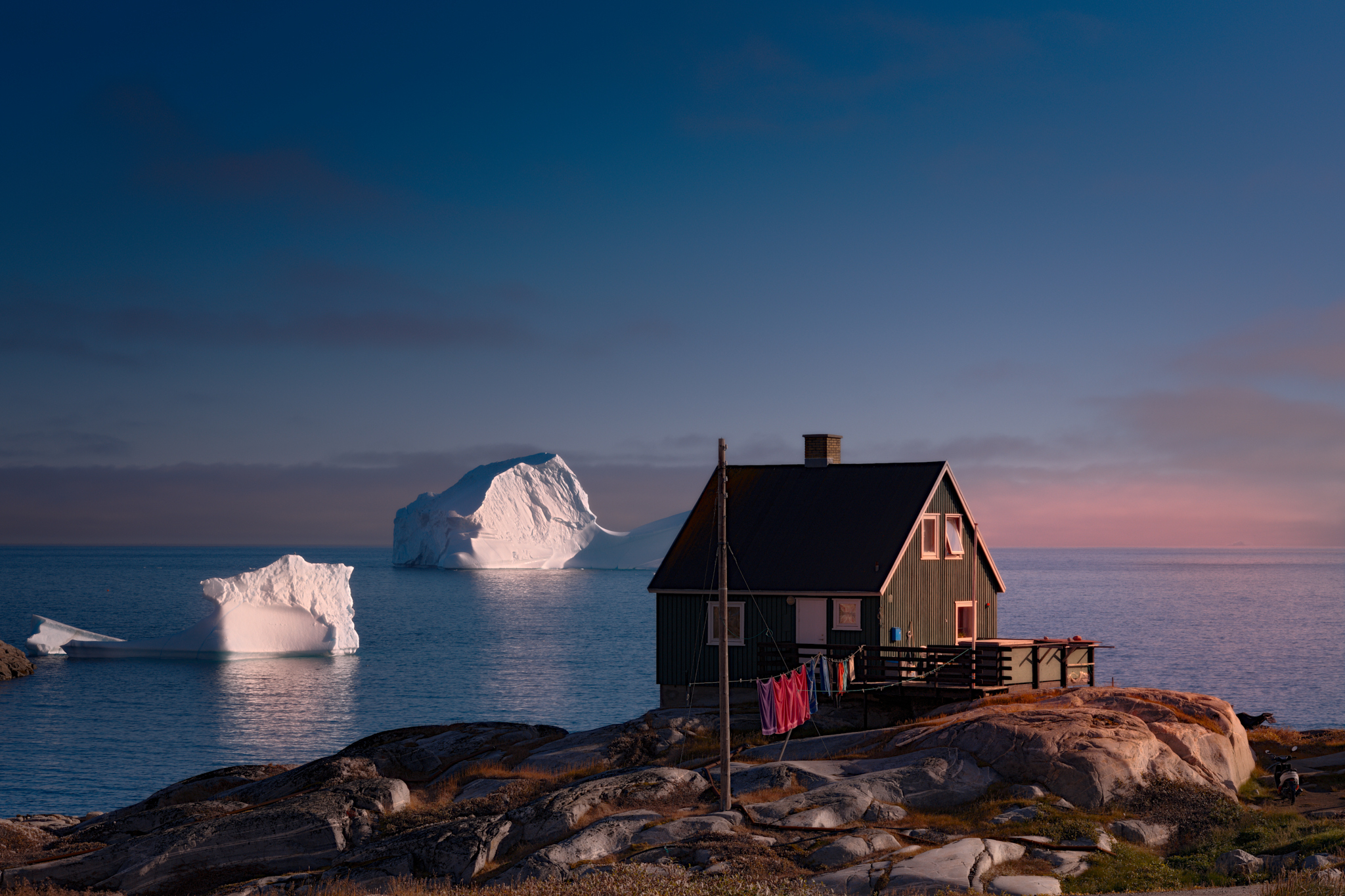 floating-icebergs-house-greenland